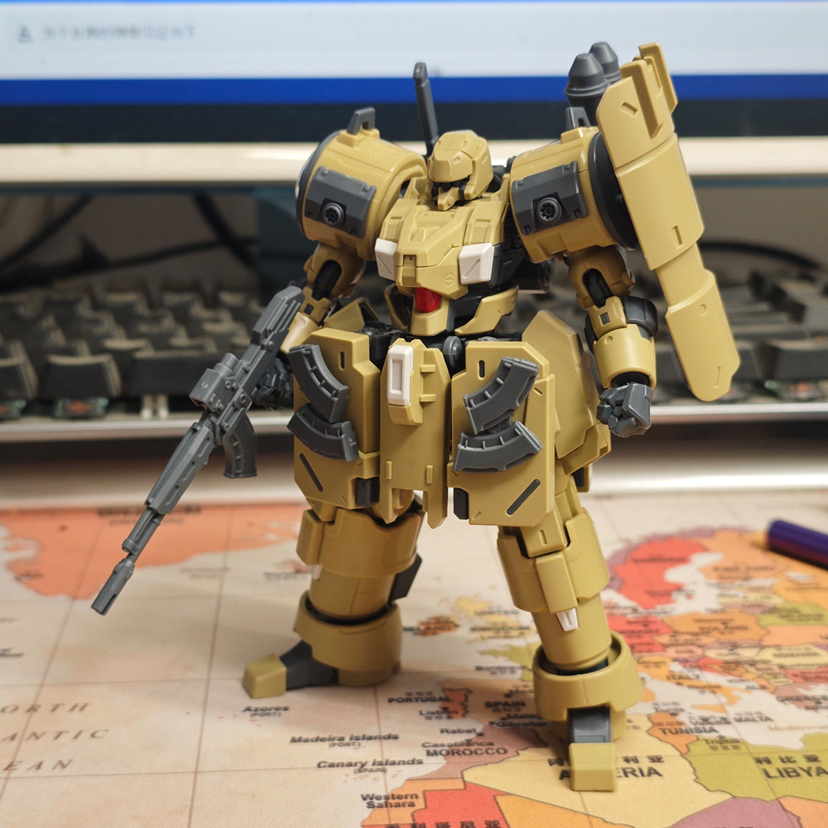 Sheik Mainland Ultra Action Trooper Zarov (Desert Color) 1/144 Scale Assembly Model Kits