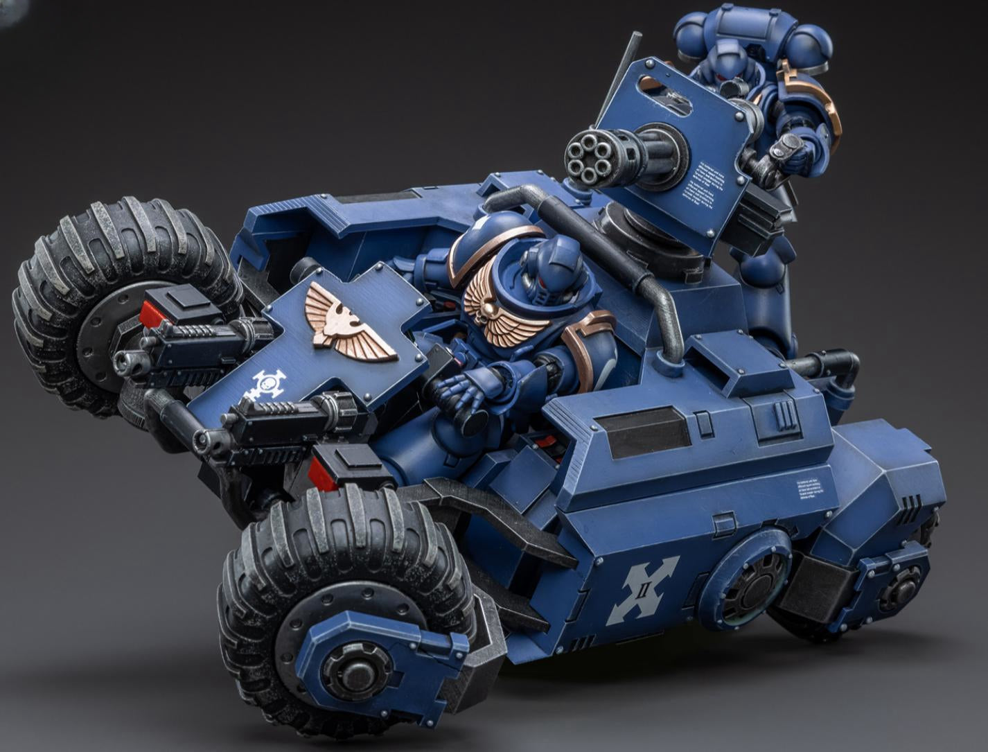 JoyToy 40K Figurine de collection : Ultramarines Primaris Invader ATV Figurines d'action à l'échelle 1:18 JT3334