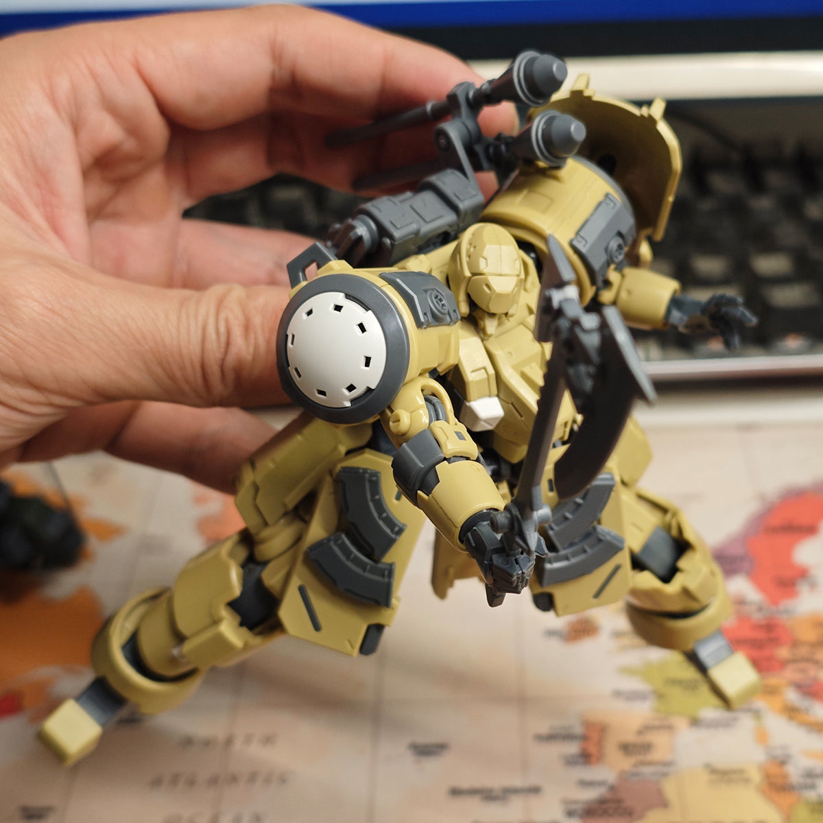 Sheik Mainland Ultra Action Trooper Zarov (Desert Color) 1/144 Scale Assembly Model Kits