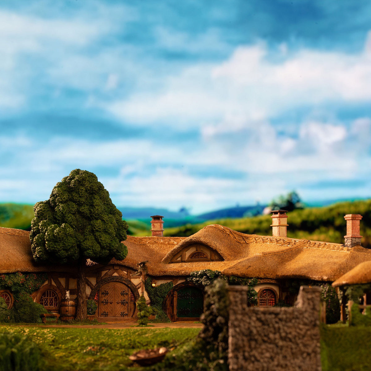 WETA Workshop The Lord of the Rings Trilogy Environment The Green Dragon Inn Art Figurine