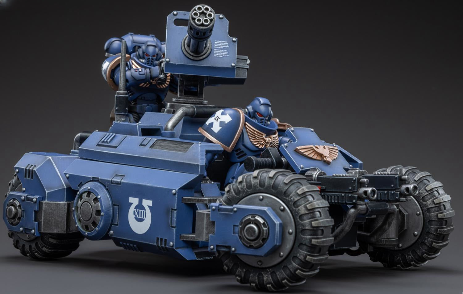JoyToy 40K Figurine de collection : Ultramarines Primaris Invader ATV Figurines d'action à l'échelle 1:18 JT3334