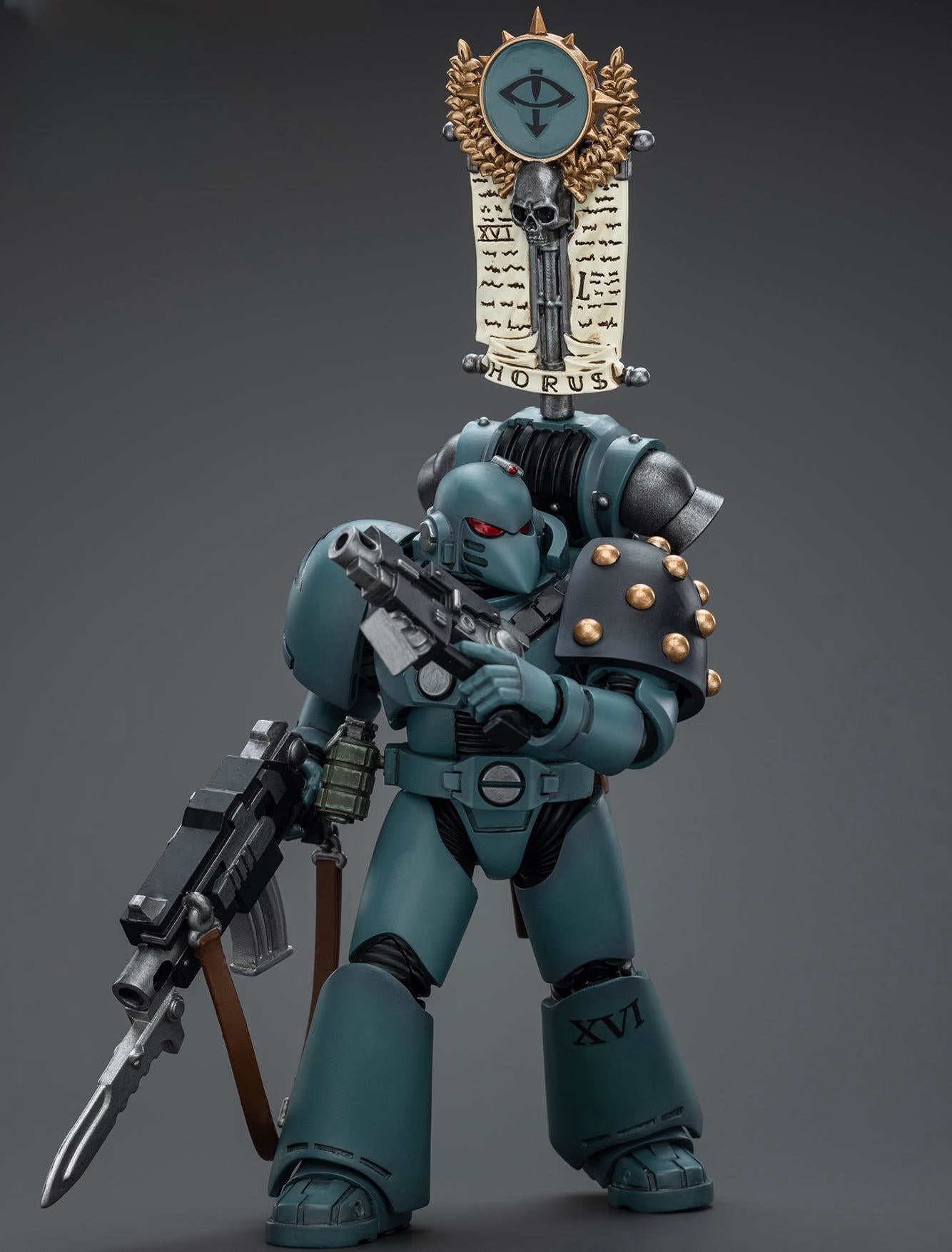 JoyToy Warhammer The Horus Heresy Figurine à collectionner : Sons of Horus MKVI Tactical Squad Legionary avec Legion Vexilla Figurines d'action à l'échelle 1/18 JT9480