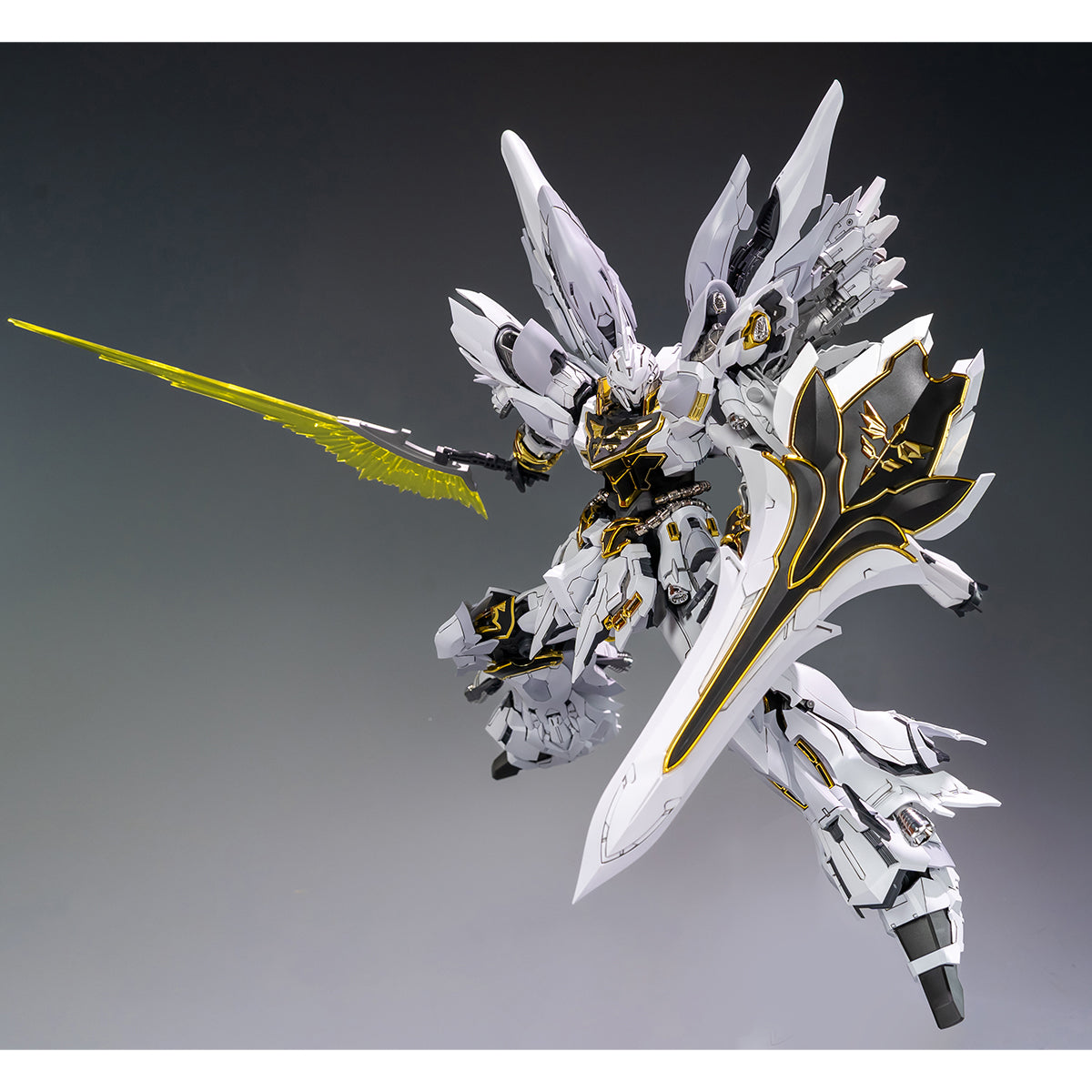 Comet Technology White Triple Speed Sinanju Full Frame 1/100 Scale Model Kit