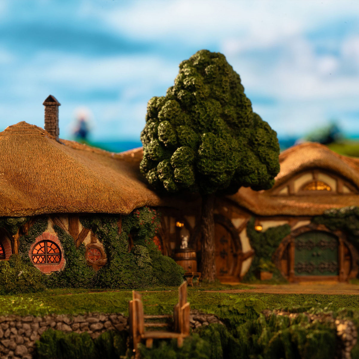 WETA Workshop The Lord of the Rings Trilogy Environment The Green Dragon Inn Art Figurine