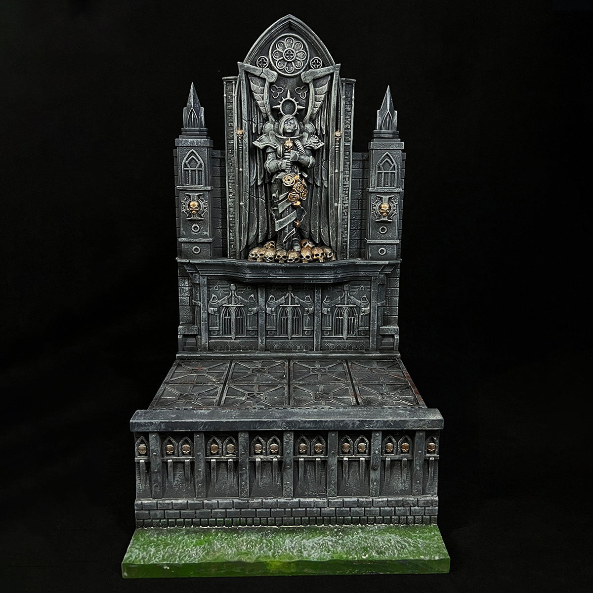 Xinglan Workshop 1/12 diorama base — Tall wall panel with sculpted central figure