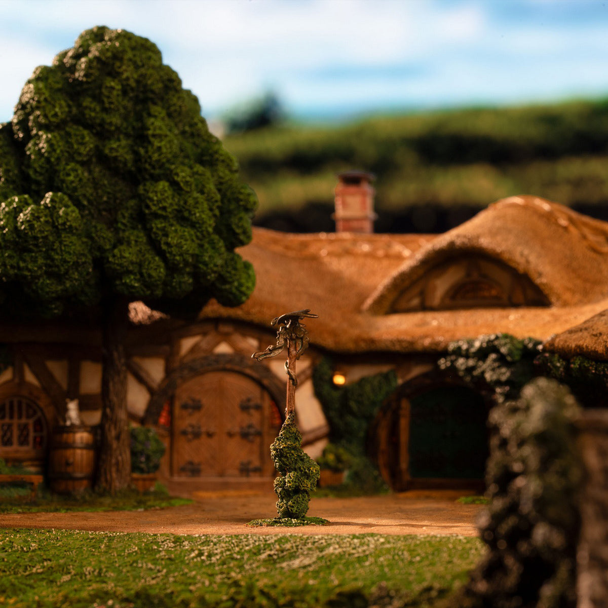 WETA Workshop The Lord of the Rings Trilogy Environment The Green Dragon Inn Art Figurine