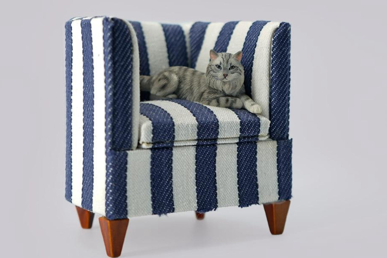 JXK JS2310B Mini Maine Coon Expertly Hand-Painted Lifelike Animal Figurine