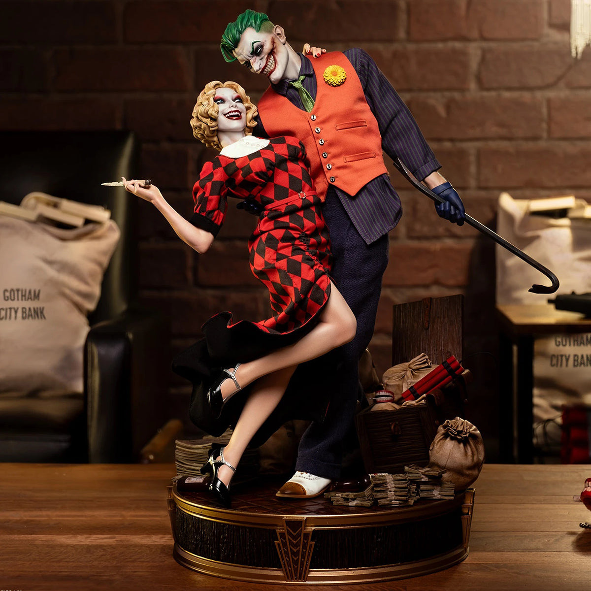 Sideshow The Joker And Quinn Collectible Figurine