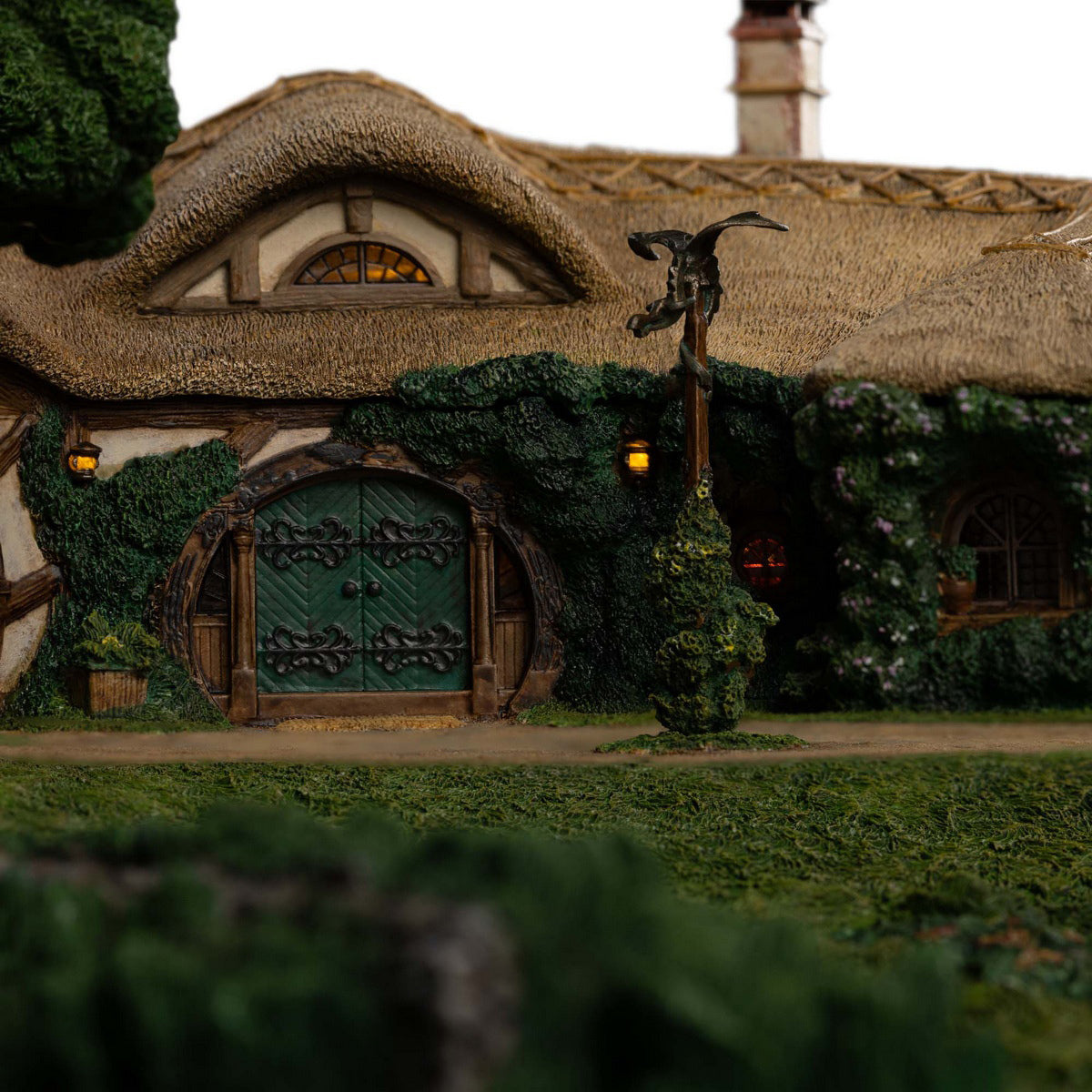 WETA Workshop The Lord of the Rings Trilogy Environment The Green Dragon Inn Art Figurine