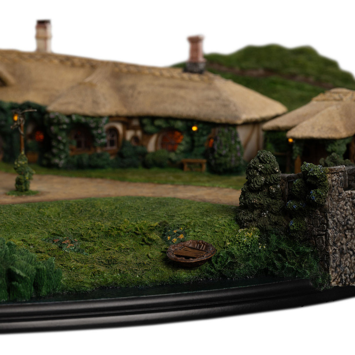 WETA Workshop The Lord of the Rings Trilogy Environment The Green Dragon Inn Art Figurine