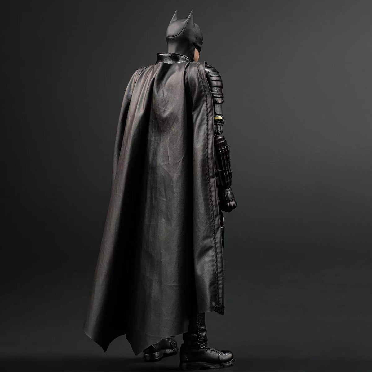 Fondjoy DC1010B The Batman 2022 1/9 figure — Rear three-quarter view showing the cape